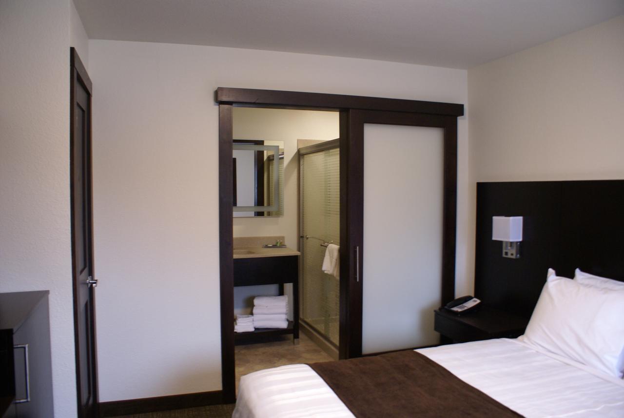 Boarders Inn & Suites By Cobblestone Hotels - Syracuse Exterior photo