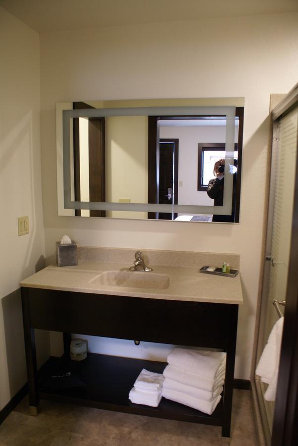 Boarders Inn & Suites By Cobblestone Hotels - Syracuse Room photo