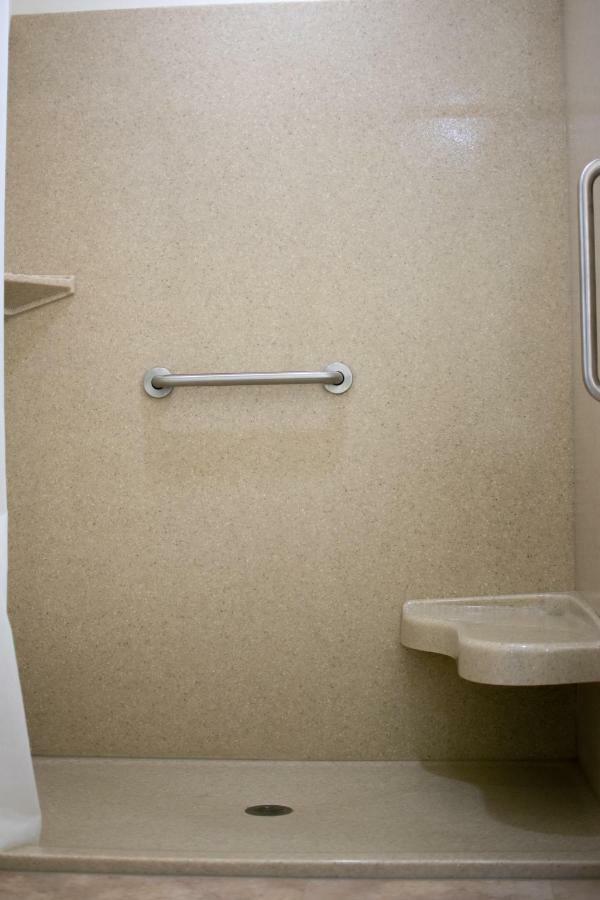 Boarders Inn & Suites By Cobblestone Hotels - Syracuse Exterior photo